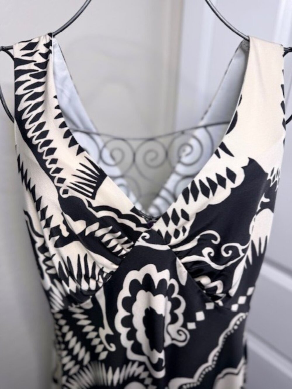 Calvin Klein Print V-Neck Satin Midi Cocktail Dress in Black/Soft White, Size 10 - Picture 6 of 9